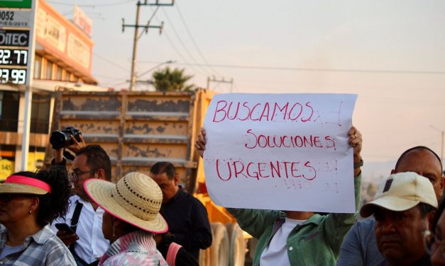 Vecinos de 12 fraccionamientos reclaman retraso de obras en bulevar Santa Catarina