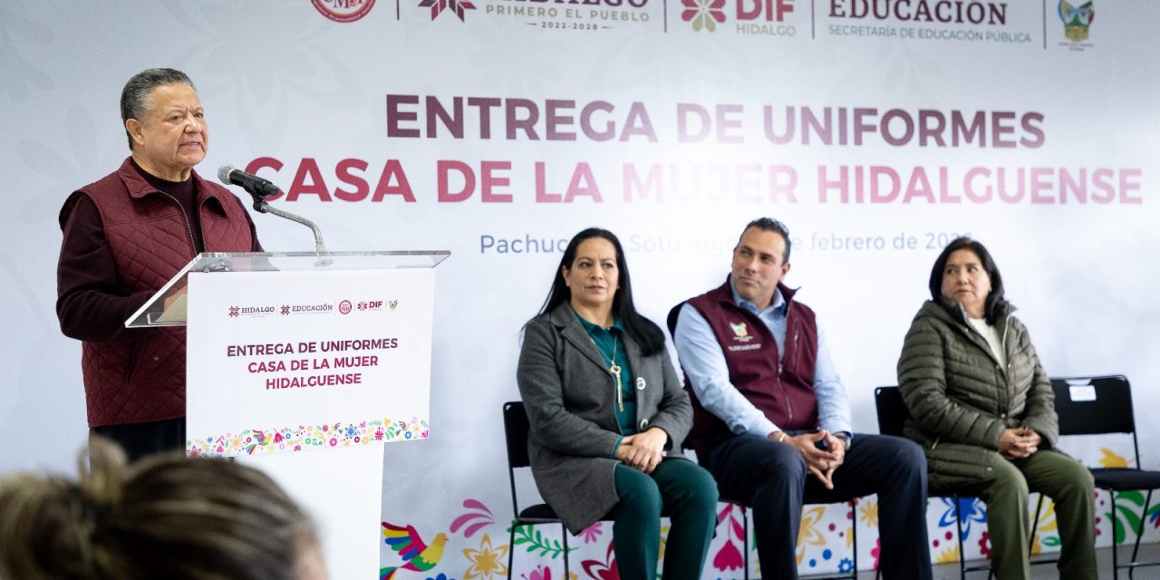 Menchaca dota de uniformes a alumnas de Centros de Asistencia Social