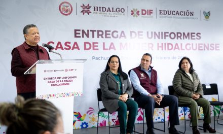 Menchaca dota de uniformes a alumnas de Centros de Asistencia Social