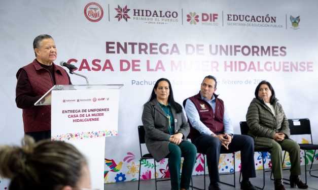 Menchaca dota de uniformes a alumnas de Centros de Asistencia Social