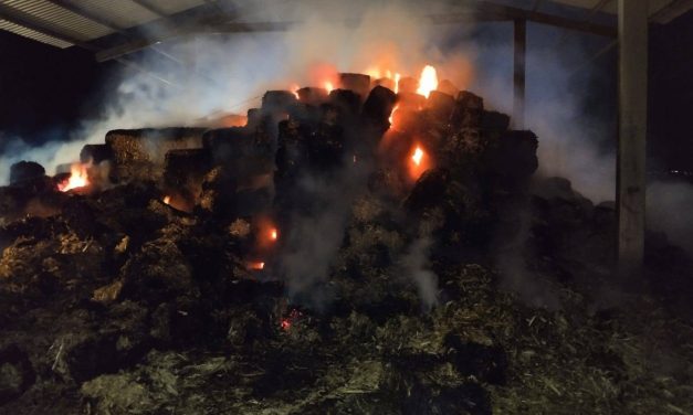 Incendio consume más de 2 mil pacas en la Central de Abastos de Actopan