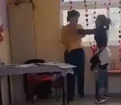 Separan a maestra por presunta agresión a menores