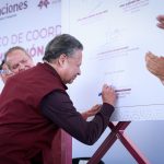 Menchaca y SICT firman acuerdo contra la contaminación urbana