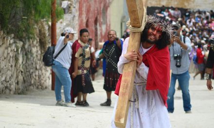 Llaman al orden en Viacrucis de la capital