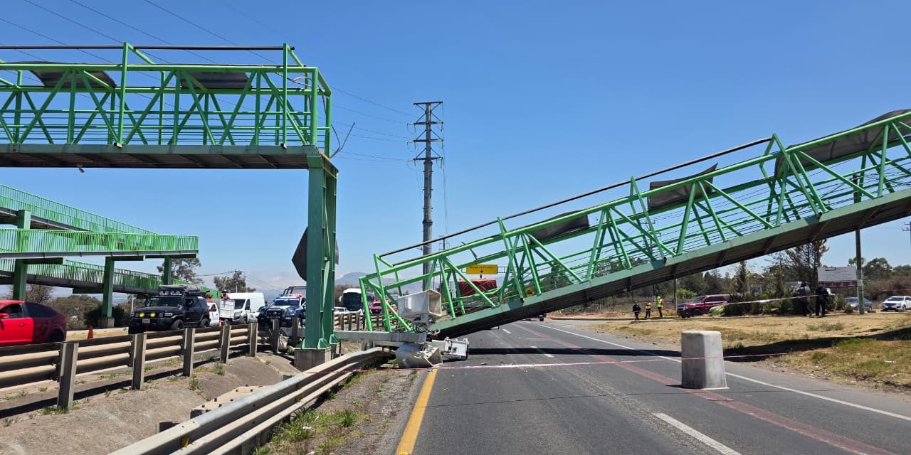 Grúa derriba puente peatonal en Tulancingo