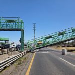 Grúa derriba puente peatonal en Tulancingo