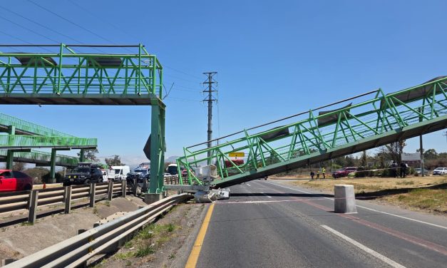 Grúa derriba puente peatonal en Tulancingo