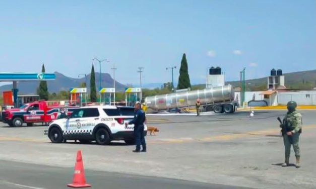 Frenan fuga de combustible en gasolinera de San Agustín Tlaxiaca
