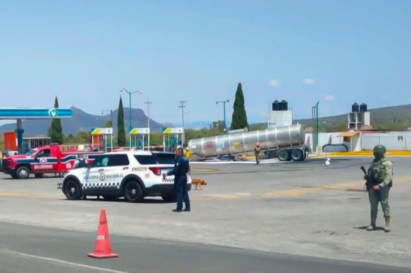 Frenan fuga de combustible en gasolinera de San Agustín Tlaxiaca