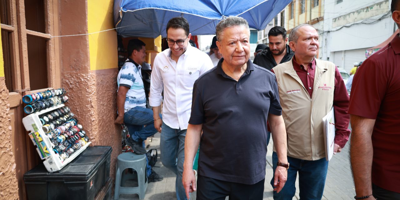 Menchaca recorre calles de la capital