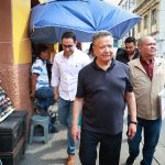 Menchaca recorre calles de la capital