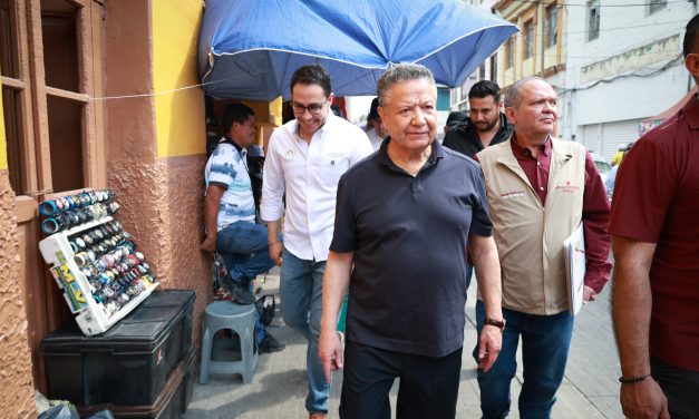 Menchaca recorre calles de la capital