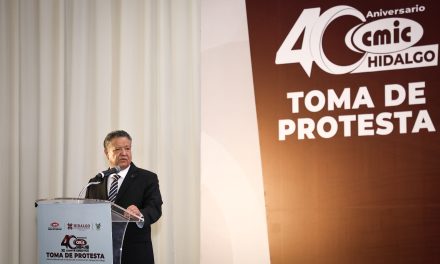 Ante constructores destaca Menchaca avance en obras