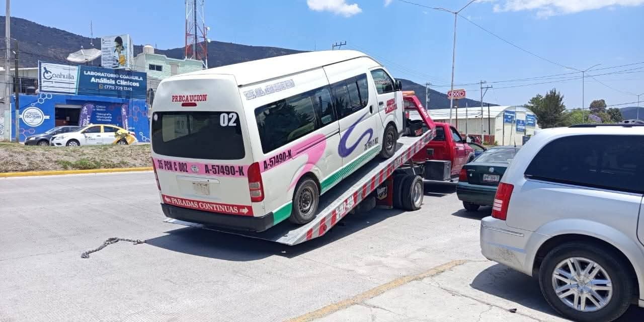 Aseguran combi de chofer que amenazó con machete a un automovilista