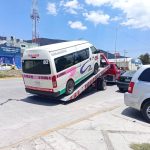 Aseguran combi de chofer que amenazó con machete a un automovilista