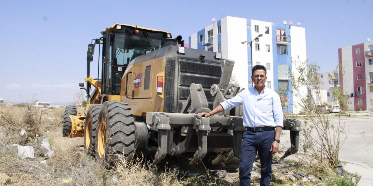 Llega maquinaria para reparación de caminos en Mineral de la Reforma