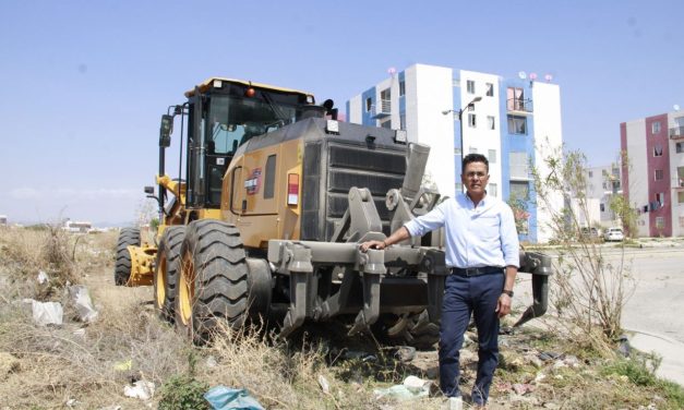 Llega maquinaria para reparación de caminos en Mineral de la Reforma