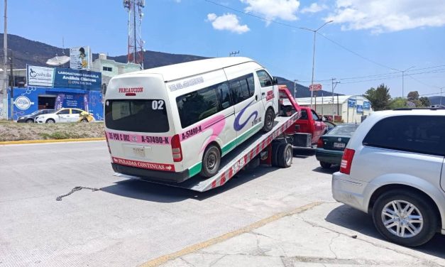 Aseguran combi de chofer que amenazó con machete a un automovilista