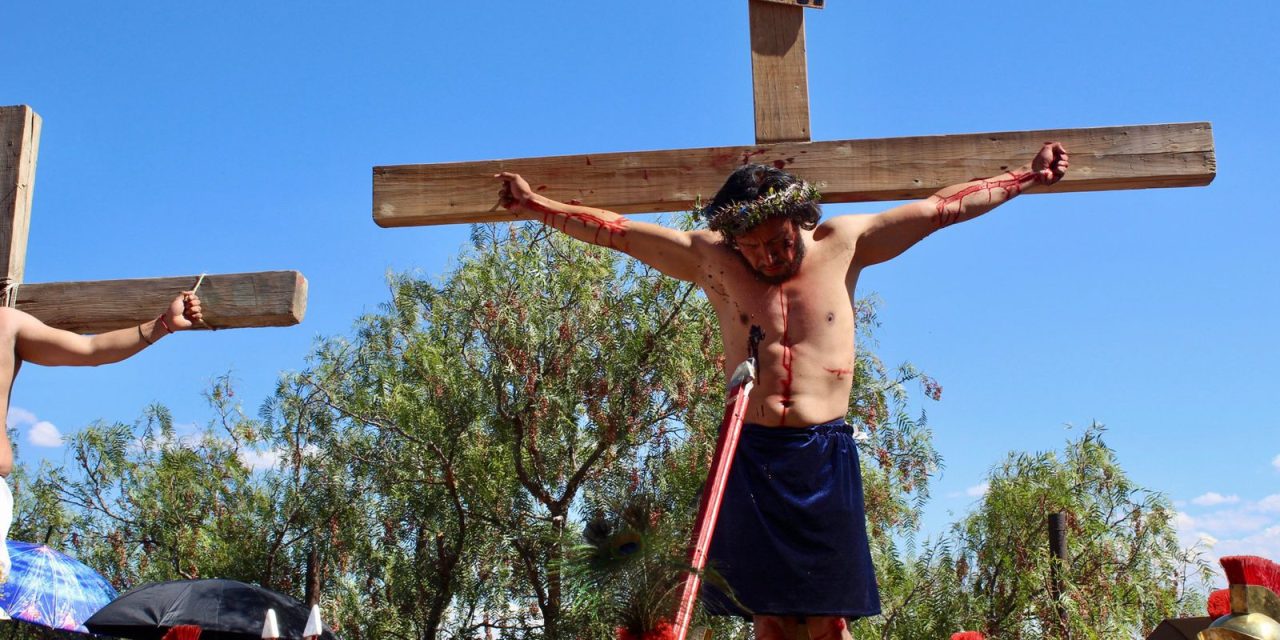 El Arbolito revive la Pasión de Jesucristo en su Viacrucis 57