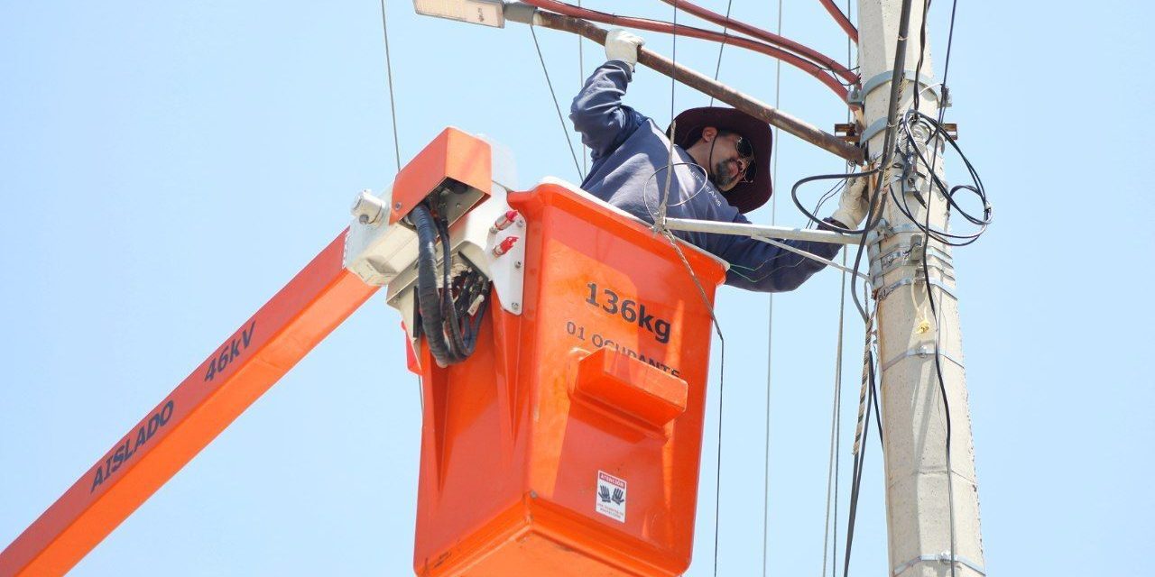 Renuevan luminarias en colonias de Mineral de la Reforma