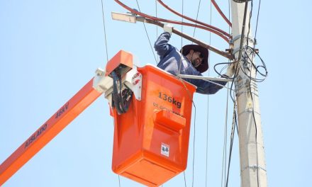 Renuevan luminarias en colonias de Mineral de la Reforma