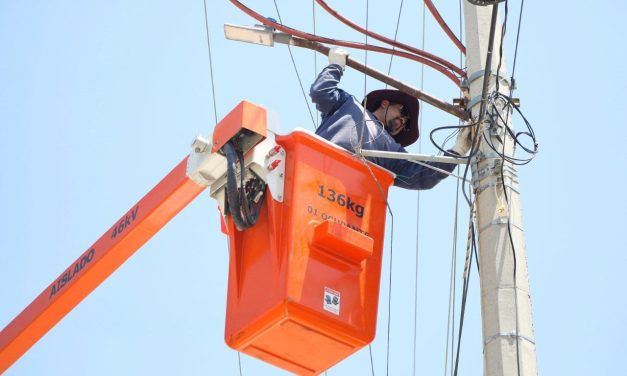 Renuevan luminarias en colonias de Mineral de la Reforma