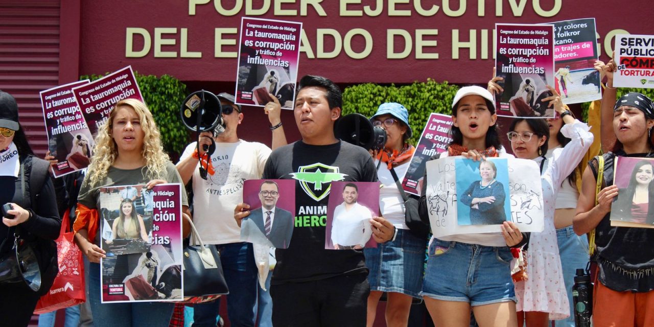 Marchan y exhiben a diputados por aprobar consulta taurina