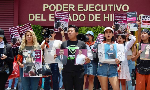 Marchan y exhiben a diputados por aprobar consulta taurina
