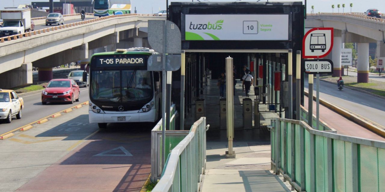 Pasajeros cuestionan seguridad a bordo del Tuzobús