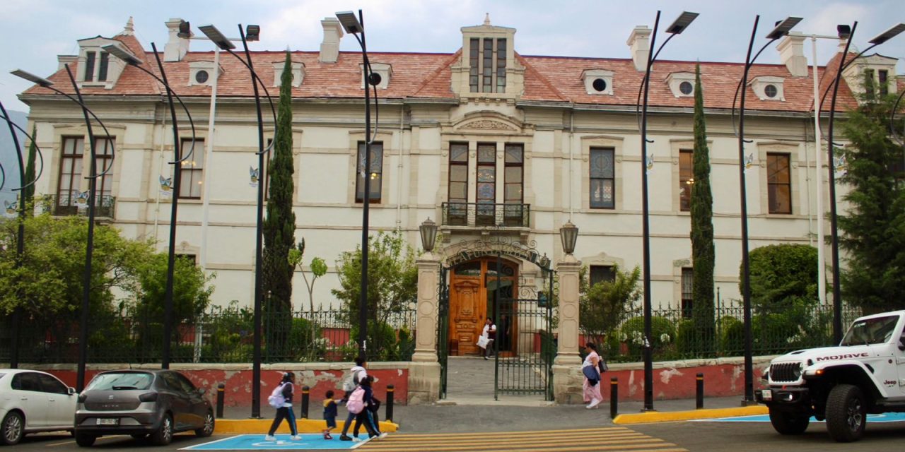 Genera controversia la colocación de luminarias frente a Casa Rule