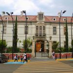 Genera controversia la colocación de luminarias frente a Casa Rule