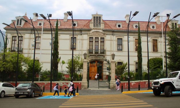 Genera controversia la colocación de luminarias frente a Casa Rule