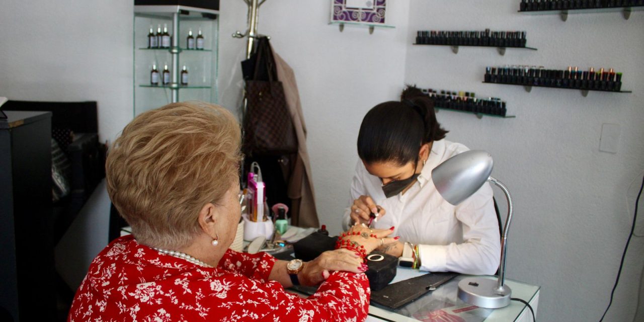 Madres destinan hasta mil 500 pesos para verse bien en su festejo