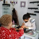 Madres destinan hasta mil 500 pesos para verse bien en su festejo
