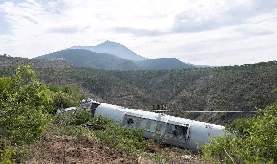 Vuelca pipa cargada de combustible en Zimapán