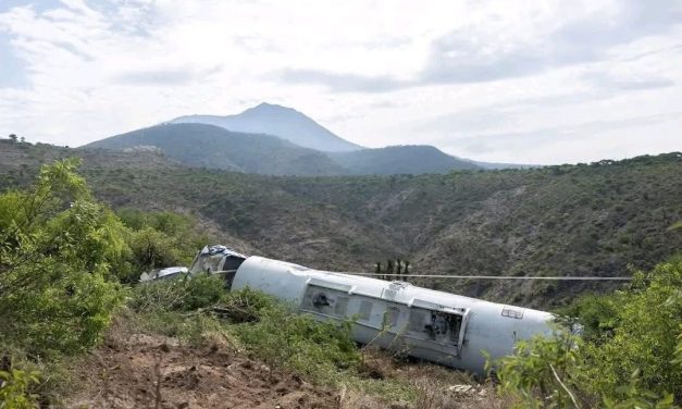 Vuelca pipa cargada de combustible en Zimapán