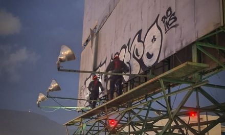 Retiran sección de espectacular en Pachuca por riesgo de desprendimiento