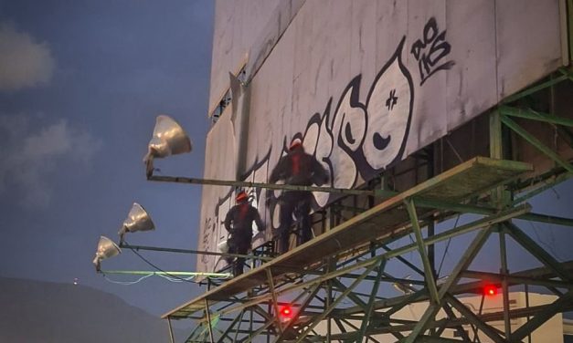 Retiran sección de espectacular en Pachuca por riesgo de desprendimiento