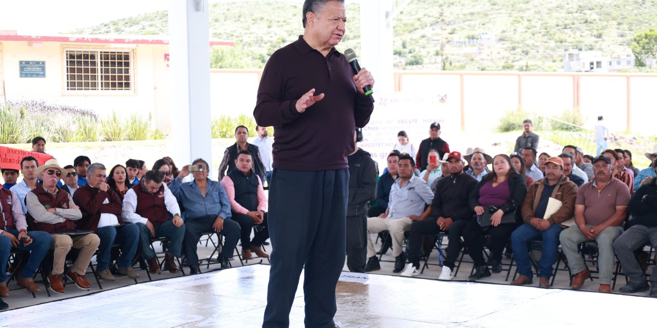 Menchaca lleva mejoramiento urbano a Mineral del Chico