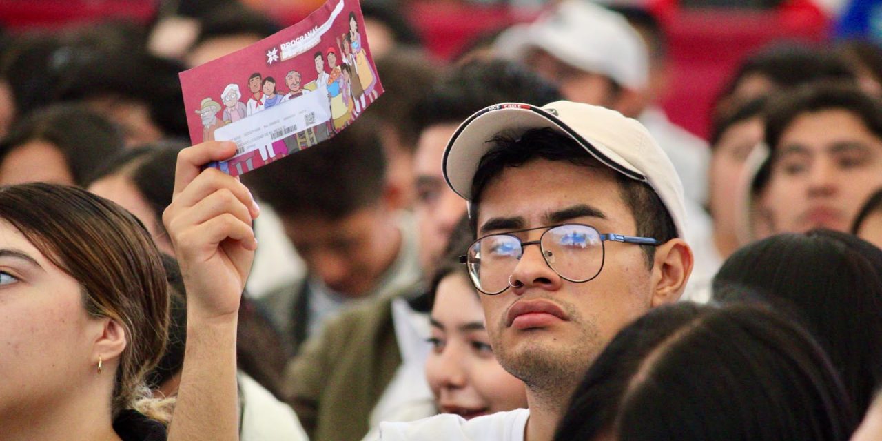Entregan becas a más de 17 mil estudiantes