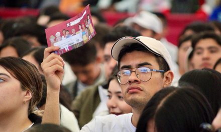 Entregan becas a más de 17 mil estudiantes