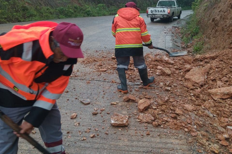 Tras lluvias reabren 18 caminos en el estado