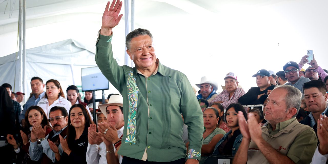 Menchaca lleva obras por 72 mdp a Santiago Tulantepec