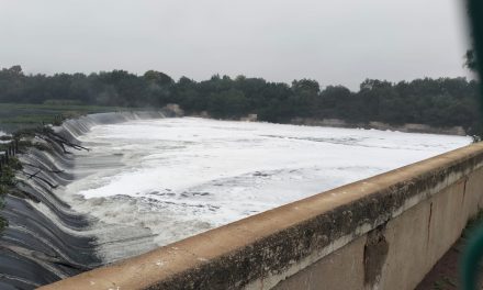 Realizan desfogue controlado en presa Requena