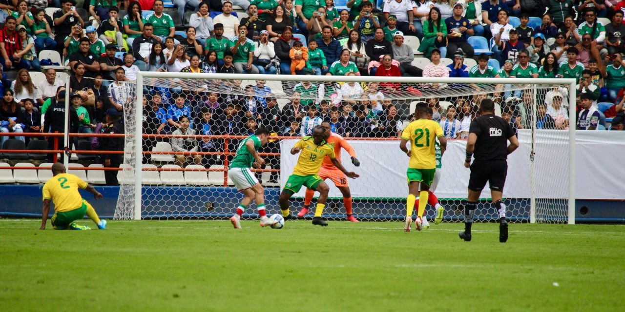 México golea a Sudáfrica en juego de leyendas