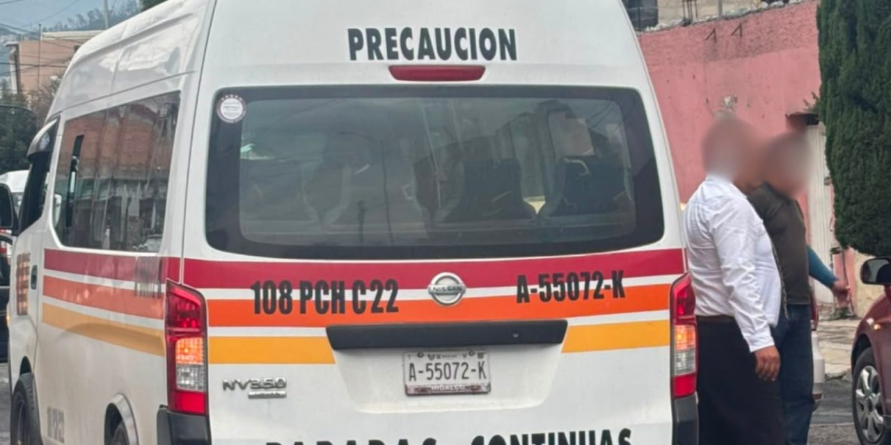 Combi arrastra a pasajera al bajar en Pachuca