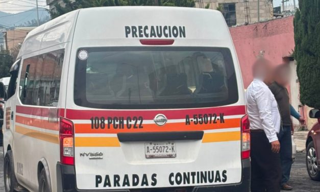 Combi arrastra a pasajera al bajar en Pachuca