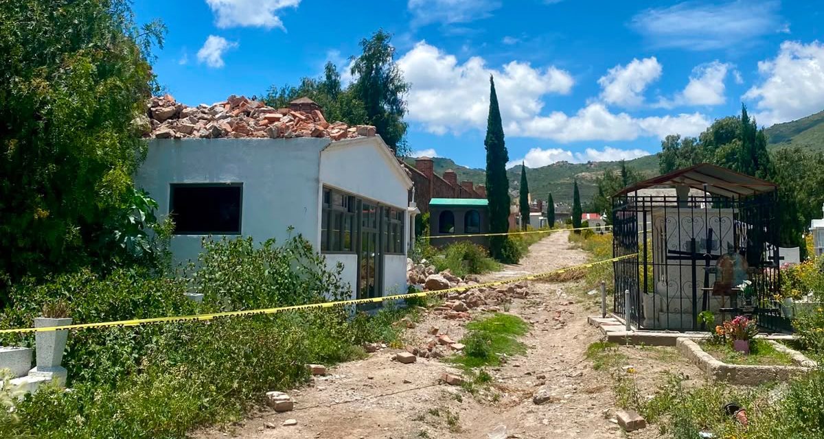 Tres tumbas afectadas tras colapso de barda en Panteón Municipal