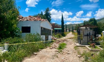 Tres tumbas afectadas tras colapso de barda en Panteón Municipal