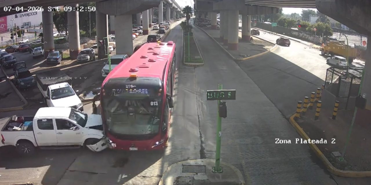 Conductor se pasa alto y choca contra Tuzobús